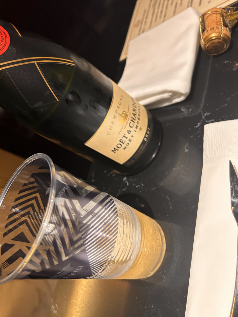シャンパンのボトルとグラスが並んでいる。