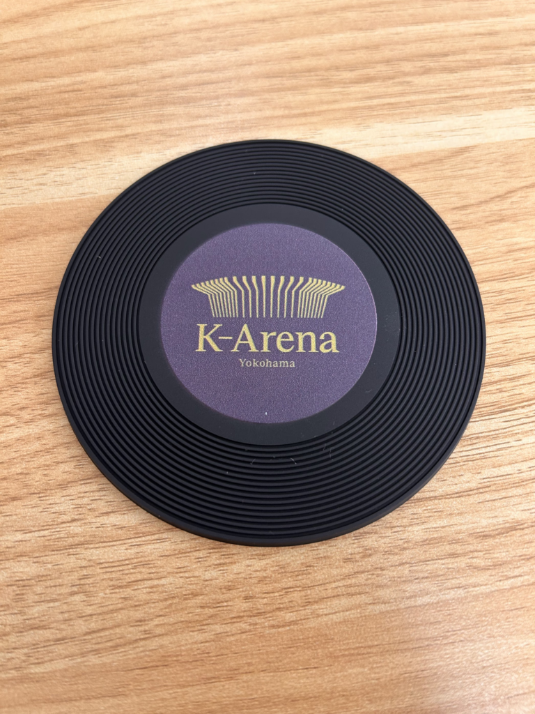 K-Arena Yokohamaと書かれたラバー製のコースター。